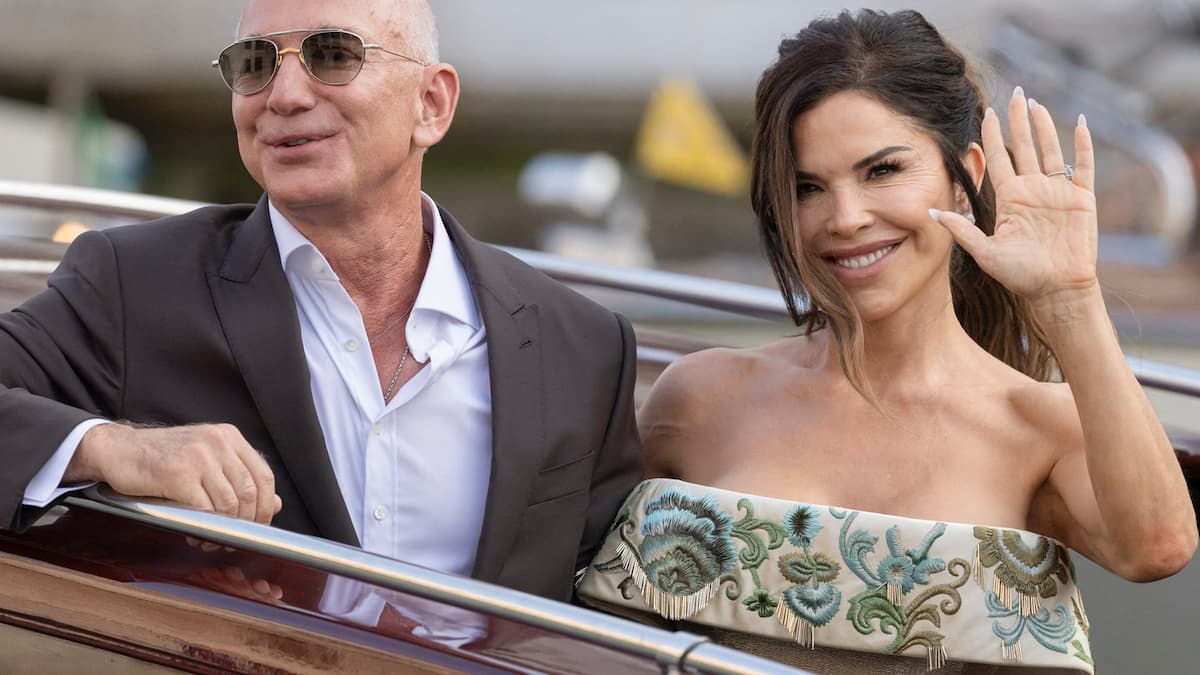 Na vjenčanju: Jeff Bezos daje Lauren Sánchez izuzetno skupim ogrlicom