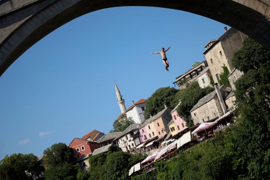 NESTVARNE SCENE U MOSTARU: Turista skočio sa Starog mosta, lokalci ga zbog ovog pretukli (VIDEO)