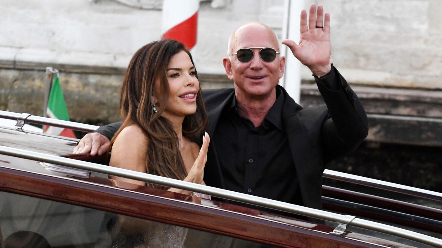 Jeff Bezos + Lauren Sánchez Bezos: Valovažete i nasmiješite proteste