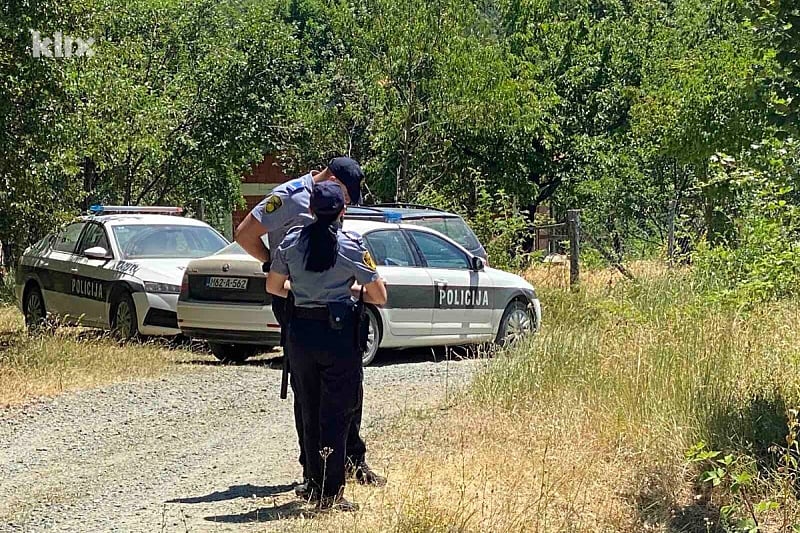 Staricu u selu kod Lukavca mrtvu je pronašao unuk, forenzičari prikupljaju dokaze iz kuće