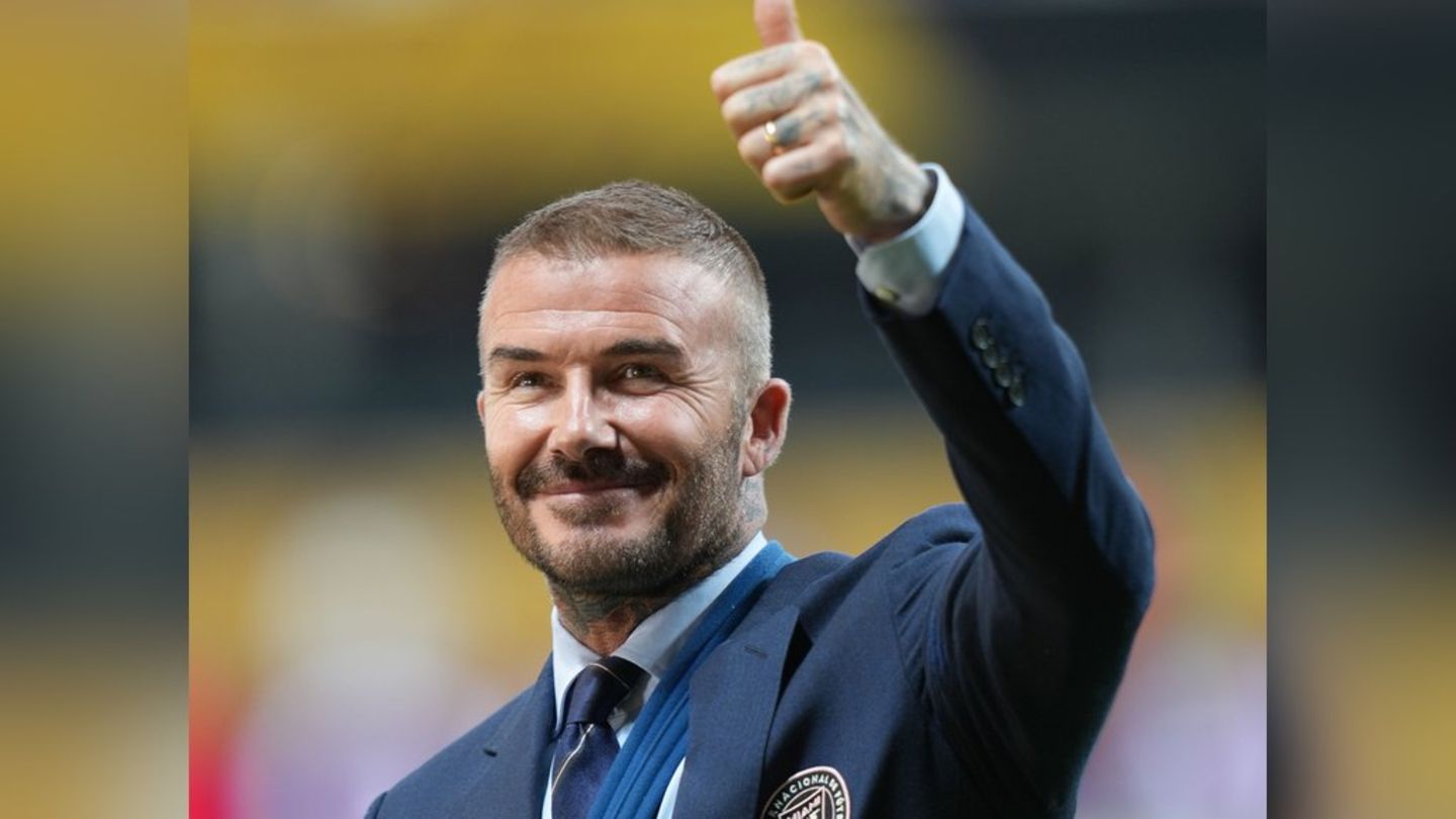David Beckham: pokazuje se sa rukama za ruke