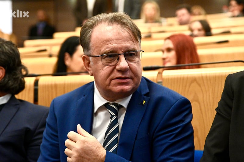 Nikšić u aprilu: Zamolio sam Hadžiomerovića da se prijavi za direktora FTV-a; UO u junu – Hadžiomerović je direktor