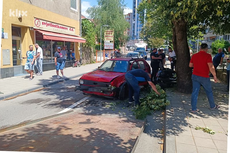 Vozač golfa u centru Goražda sletio s ceste pa oštetio stabla i motocikl