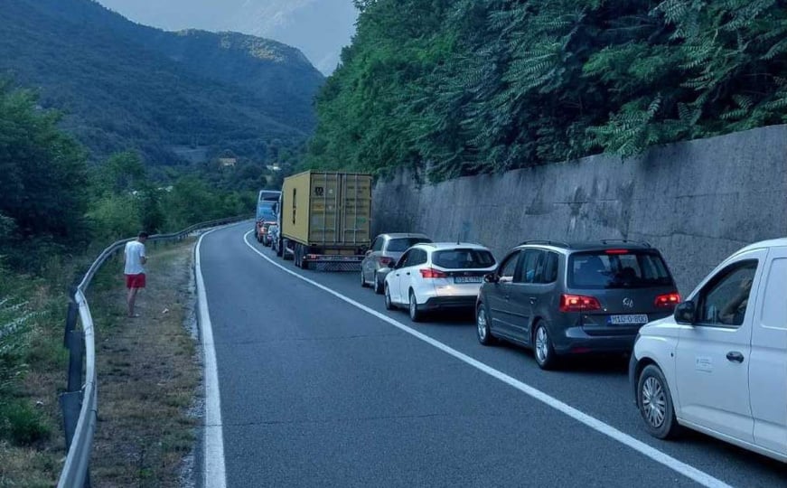 Saobraćajna nesreća na magistrali M17: Automobil sletio sa ceste