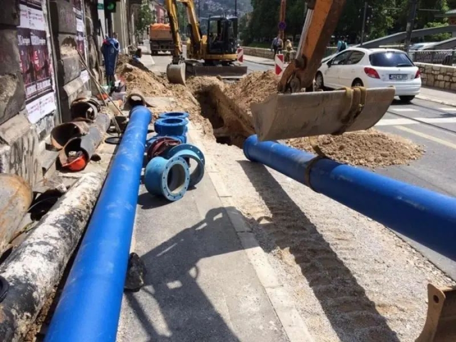 VRUĆINE HARAJU, SVE JE VEĆA ŽEĐ, A IZ VODOVODA NAJAVLJUJU RADOVE: Na dan kad poskupljuje voda, veliki dio Sarajeva je neće ni imati