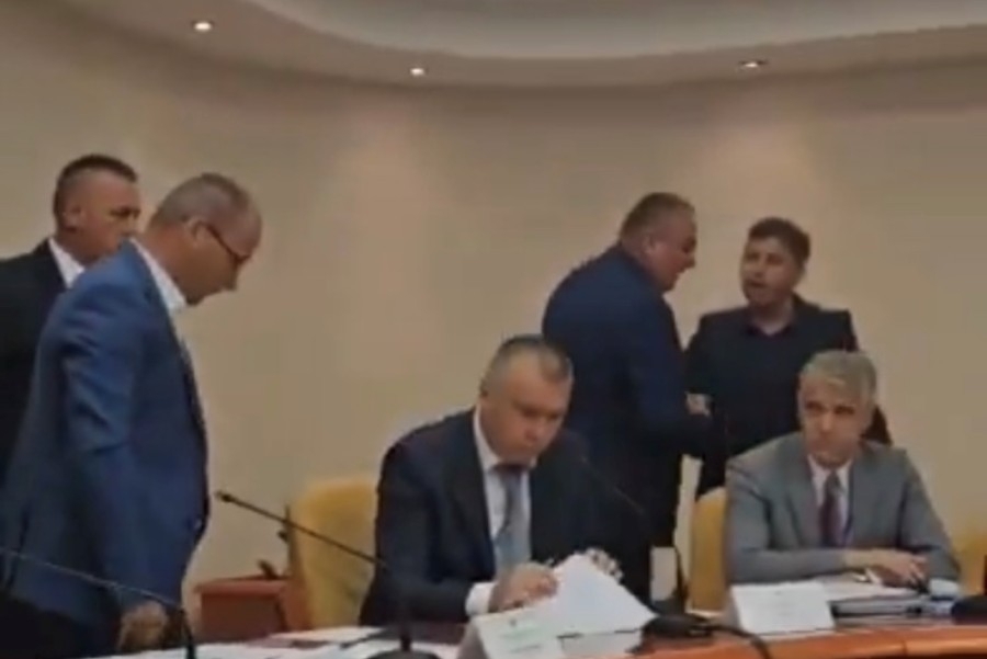 DETALJI SUKOBA U NSRS KOJI JE UMALO PRERASTAO U FIZIČKI OBRAČUN: Vukanović izbačen iz sale nakon što je Dodik pomenuo Crnatkovu pokojnu suprugu