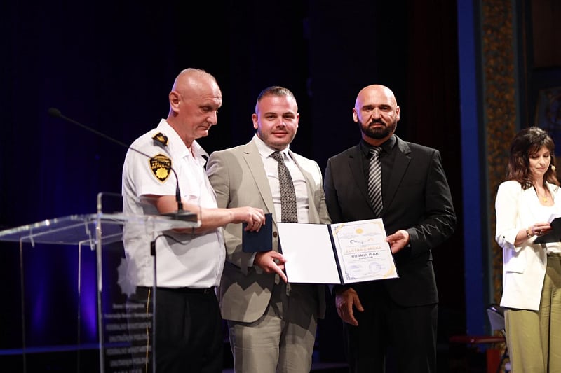 Ramo Isak uručio sinu Rusmiru zlatnu značku na obilježavanju Dana policije u FBiH
