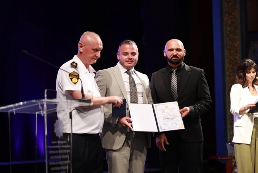 KO ĆE KOME, AKO NE SVOJ SVOME: Ramo Isak uručio sinu Rusmiru zlatnu značku za doprinos unapređenju sigurnosti u Federaciji