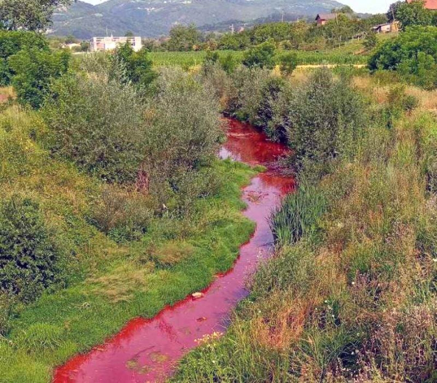 NOVI EKOLOŠKI INCIDENT: Još jedna rijeka u BiH ‘pocrvenila’