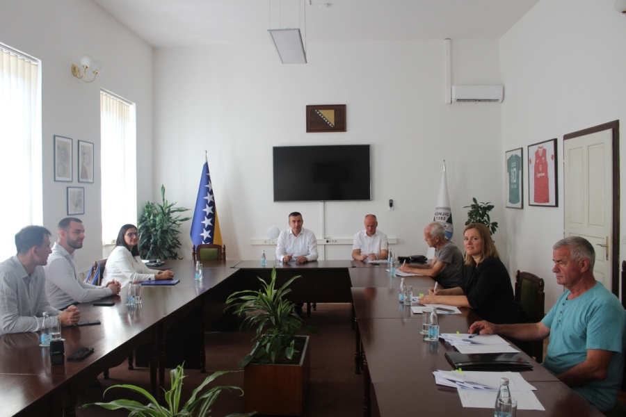 KONJIC KREĆE U OBNOVU: Uručeni ugovori za izgradnju četiri stambena objekta za porodice pogođene poplavama