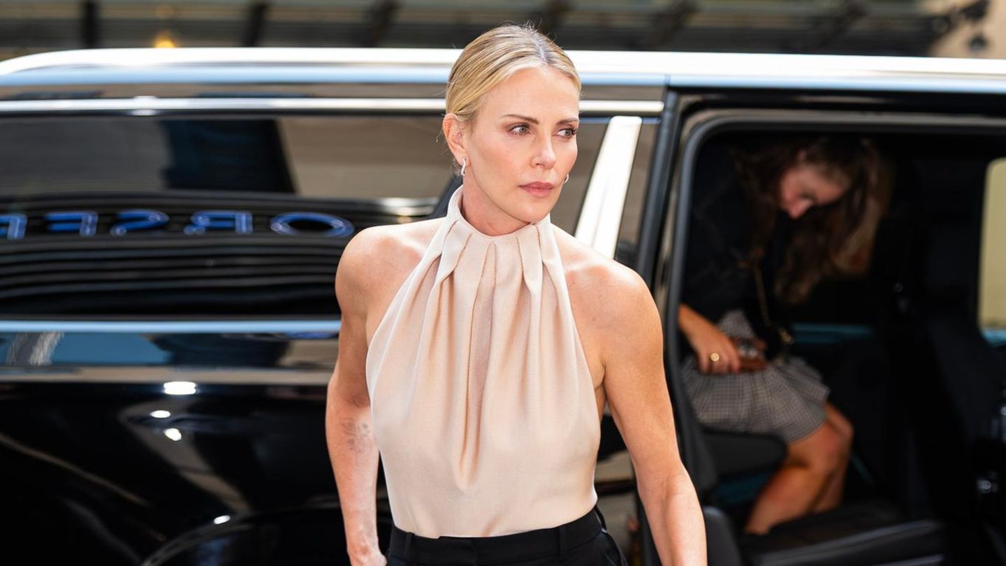 Charlize Theron: Charlize Theron hvata se za stalak za jednu noć sa 26-godišnjakom