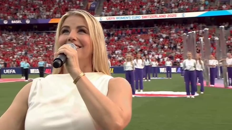 Goosebumps trenutak na stadionu: Beatrice Egli pjeva švicarsku nacionalnu himnu