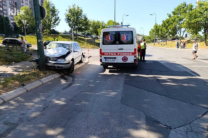 Težak udes u Sarajevu: Sudar dva vozila na Alipašinom Polju, povrijeđen pješak