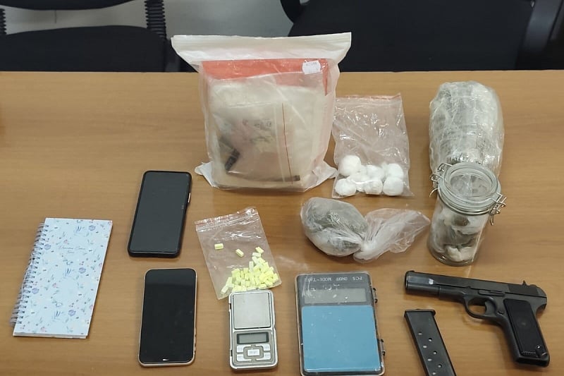 Velika akcija policije: Na Ilidži uhapšen 35-godišnjak, zaplijenjena droga, novac i oružje