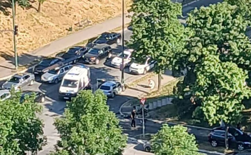 Nesreća u Sarajevu: Učestvovala dva vozila, povrijeđen pješak