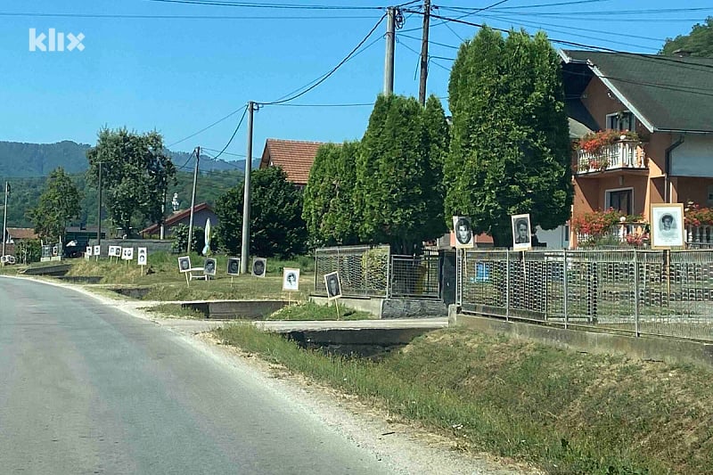 Ponovo pred godišnjicu genocida: Uz cestu Bratunac – Potočari postavljene fotografije pripadnika VRS-a