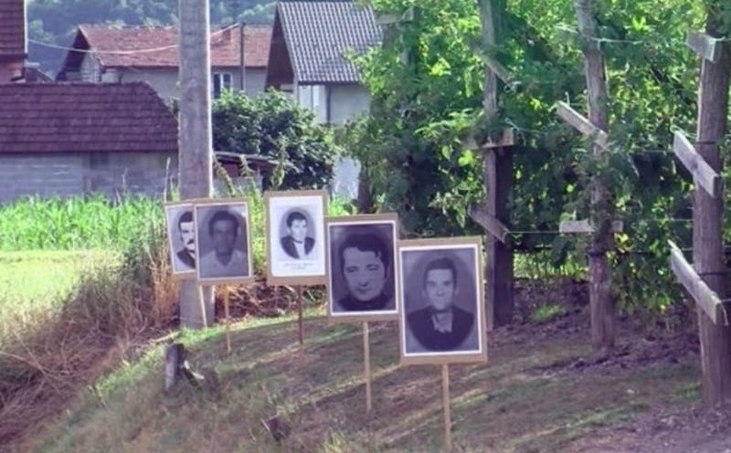 I ove godine provokacije: Uz cestu prema Potočarima postavljene fotografije poginulih boraca VRS-a