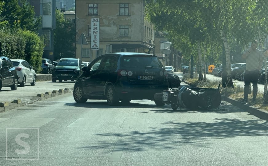 Saobraćajna nesreća u Sarajevu: Učestvovala dva automobila i motocikl, policija na terenu