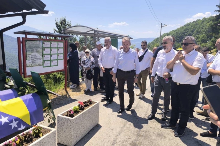 U VOGOŠĆI JE DANAS DAN ŽALOSTI: Na Šehidskom mezarju u Tihovićima konačan smiraj pronašlo je 11 ubijenih mještana (FOTO)