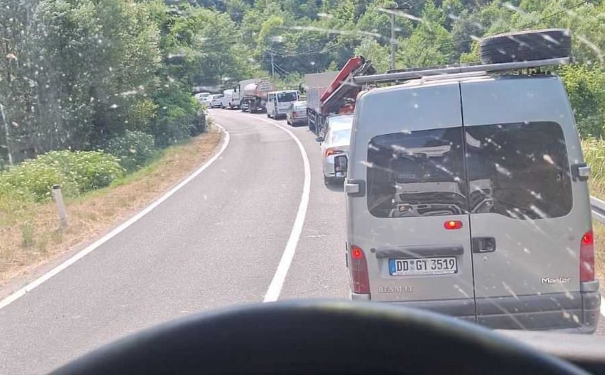 Nesreća kod Sarajeva: Učestvovala tri vozila, saobraćaj obustavljen