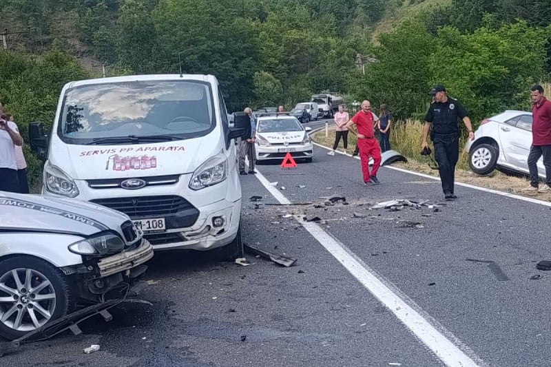 U saobraćajnoj nesreći kod Semizovca povrijeđene dvije osobe, saobraćaj obustavljen