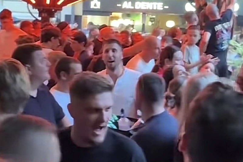Thompsonovi fanovi pjevali ustašku pjesmu “Evo zore, evo dana” u centru Zagreba