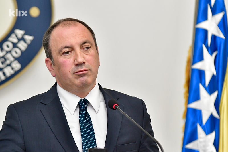 Crnadak uz stihove pjesme Zabranjenog pušenja opisao saslušanje Dodika: “Para vrti tamo gdje burgija ne može”