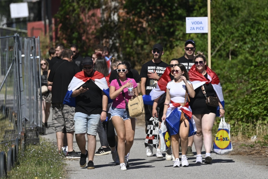PORUKA HRVATA UOČI THOMPSONOVOG KONCERTA NASMIJALA REGIJU: ‘Naručen sam kod kardiologa iduće godine, pa ako može…’