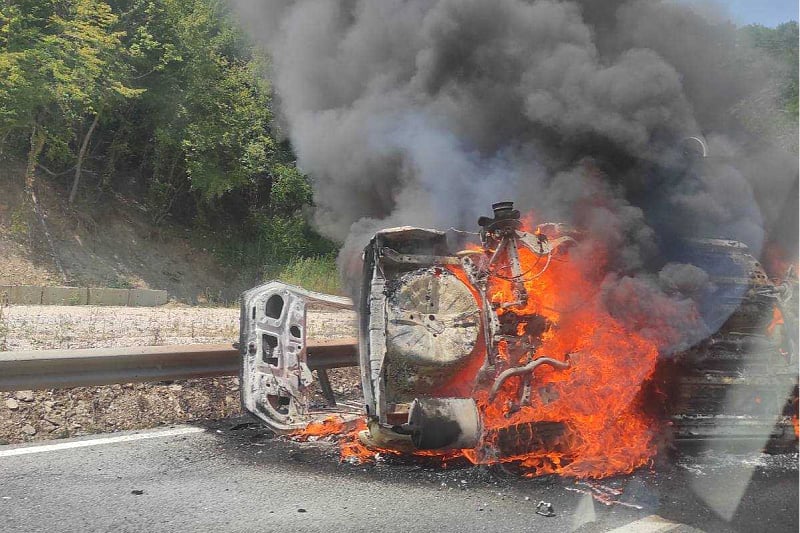 Zapalilo se vozilo kod Semizovca: Dvije osobe prevezene u bolnicu, saobraćaj potpuno obustavljen