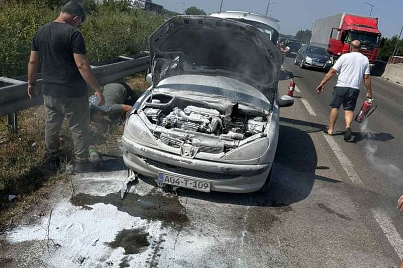 Drama na brzoj cesti kod Banje Luke: Automobil se zapalio, savjesni vozači spriječili veću katastrofu