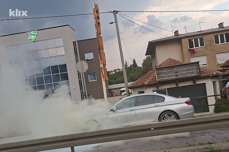 Treće zapaljenje vozila u kratkom roku na bh. cestama: Planuo i auto na brzoj cesti u Blažuju
