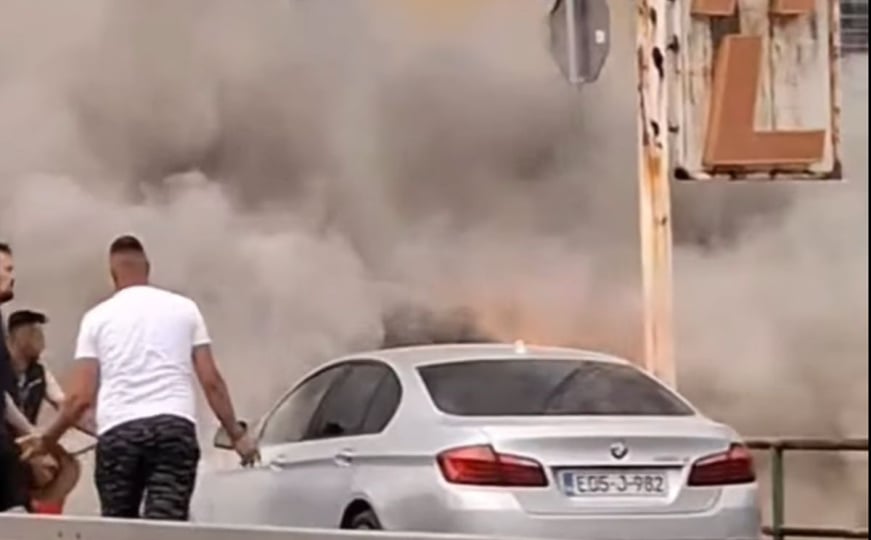 Zapalio se automobil kod Sarajeva: Velike gužve na izlazu iz grada