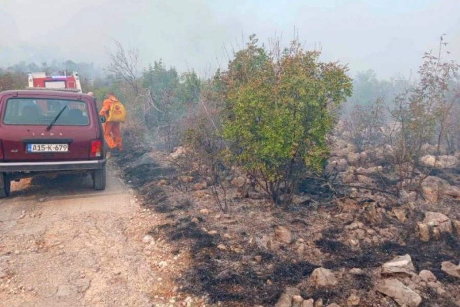 DRAMATIČNO NADOMAK TREBINJA: Veliki požar na brdima iznad grada, vatrogasci na terenu