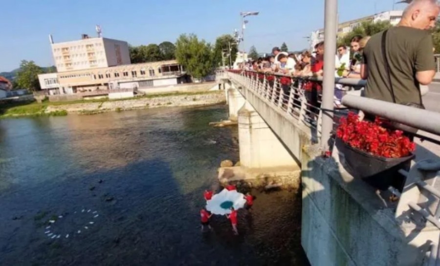 PRENOSE ISTINU  NOVIM GENERACIJAMA: Spuštanjem cvijeta u Sanu članovi kluba ‘Condor’ obilježili 30. godišnjicu genocida u Srebrenici