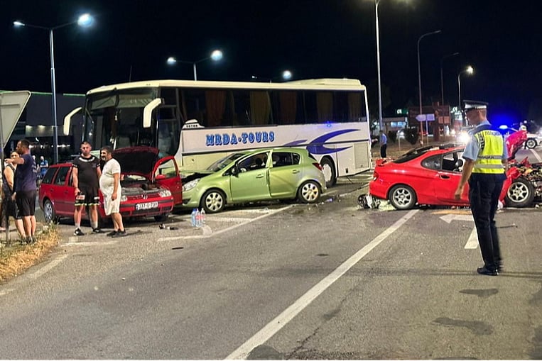 Teška saobraćajna nesreća u Kozarcu kod Prijedora, sudarili se autobus i tri automobila