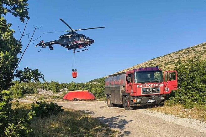 Vatrogasci se i jutros bore s požarom kod Trebinja, vatra na 150 metara od kuća