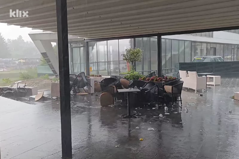 Jako nevrijeme pogodilo Bihać, vjetar nosio sve pred sobom