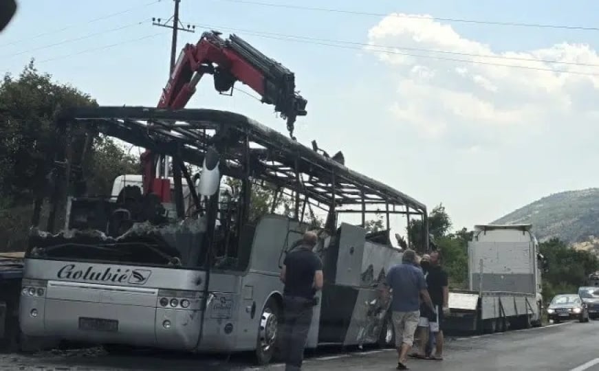 Izgorio autobus iz BiH na putu u Crnoj Gori: Požar izbio tokom vožnje