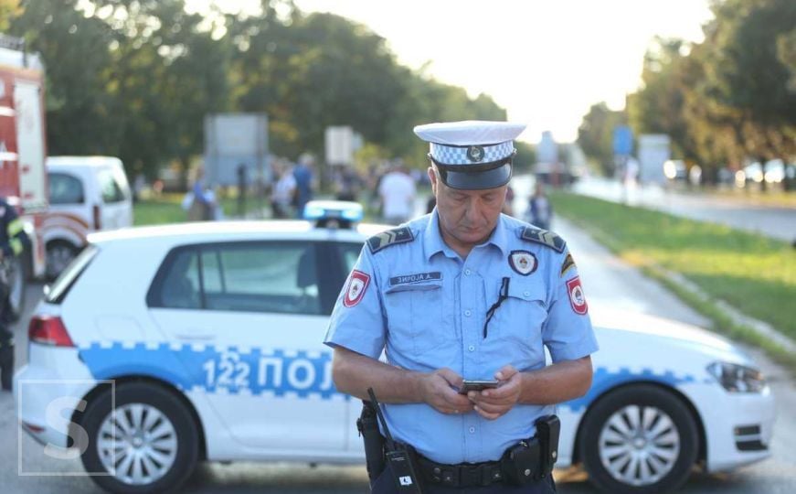 Potpuno izgorio: Automobil planuo tokom vožnje, putnici se spasili u zadnji tren