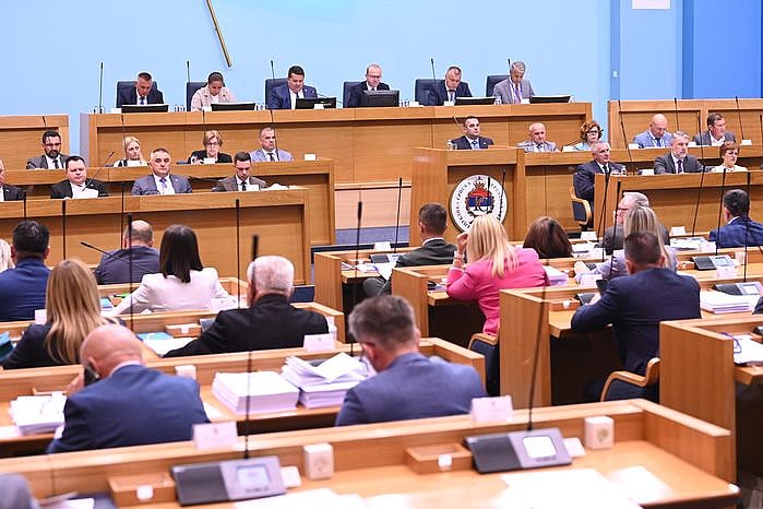 NSRS danas razmatra dopune zakona: Hoće li banke morati deblokirati račune osobama s crne liste?