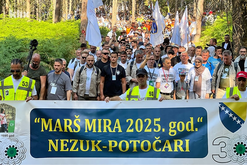 Marš mira krenuo ka Potočarima: Više od 6.600 ljudi pješači 100 kilometara u sjećanje na žrtve genocida
