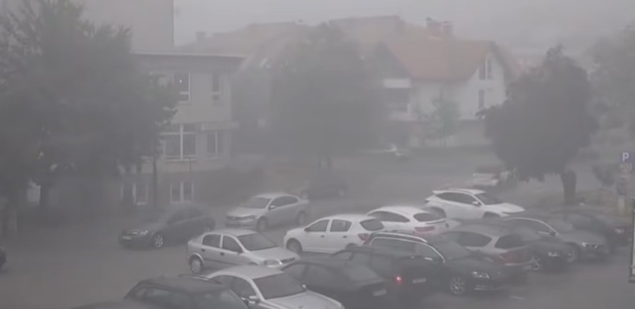 JAKO NEVRIJEME POGODILO SREBRENIK: Olujni vjetar s jakom kišom; u Brčkom led (FOTO; VIDEO)