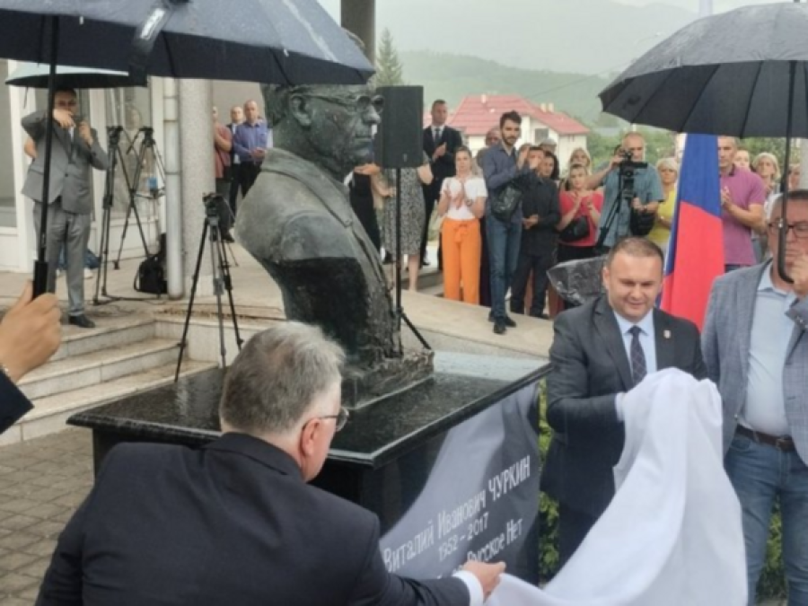ULOŽIO VETO: U Istočnom Sarajevu postavljena bista ruskom ambasadoru koji je blokirao rezoluciju o genocidu u Srebrenici