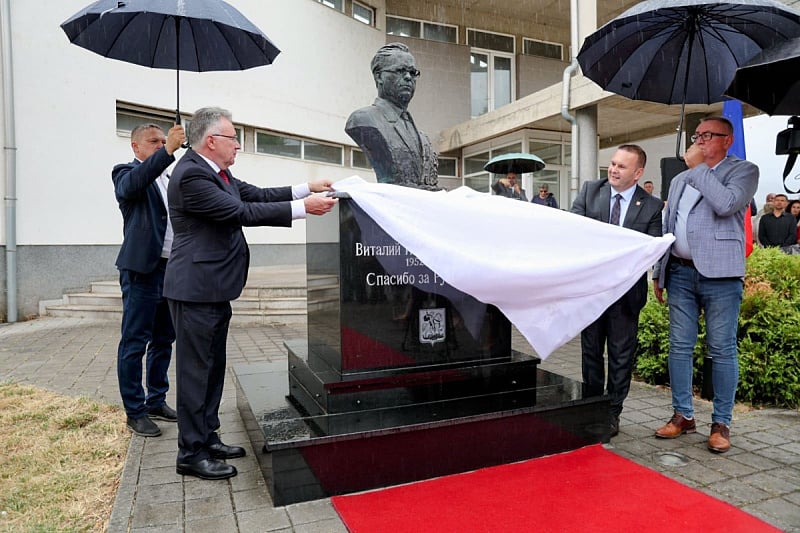 Provokacija u Istočnom Sarajevu: Otkrivena bista ruskom ambasadoru koji je blokirao rezoluciju o Srebrenici