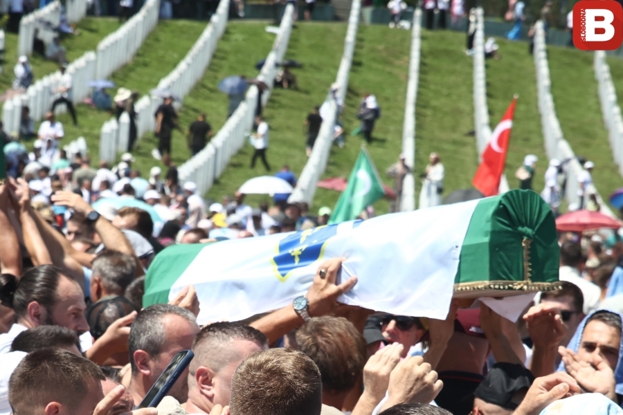 ‘SB’ U POTOČARIMA: Dženaza za sedam žrtava genocida u Srebrenici