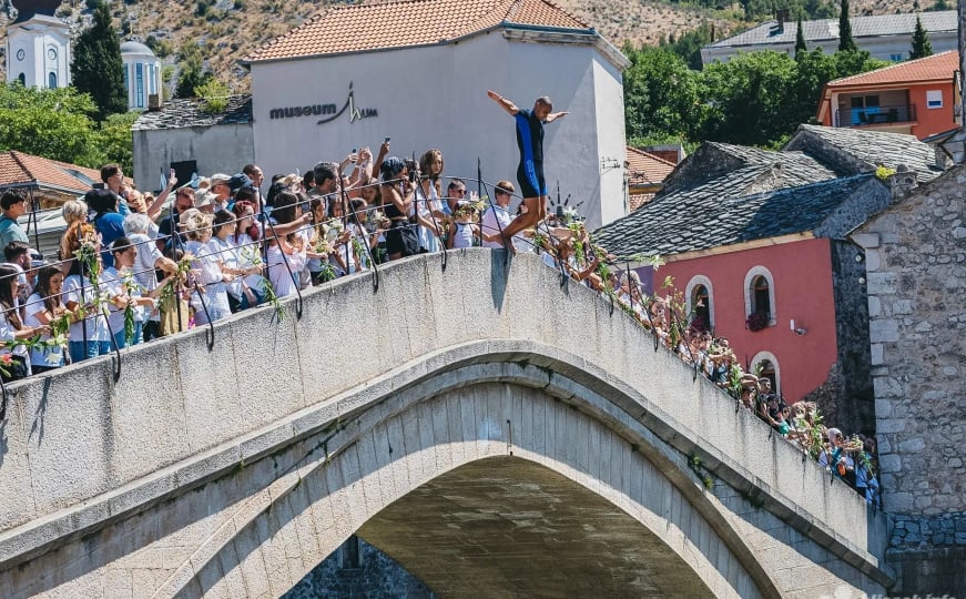 Skok sa Starog mosta bez aplauza: Odana počast žrtvama genocida u Srebrenici