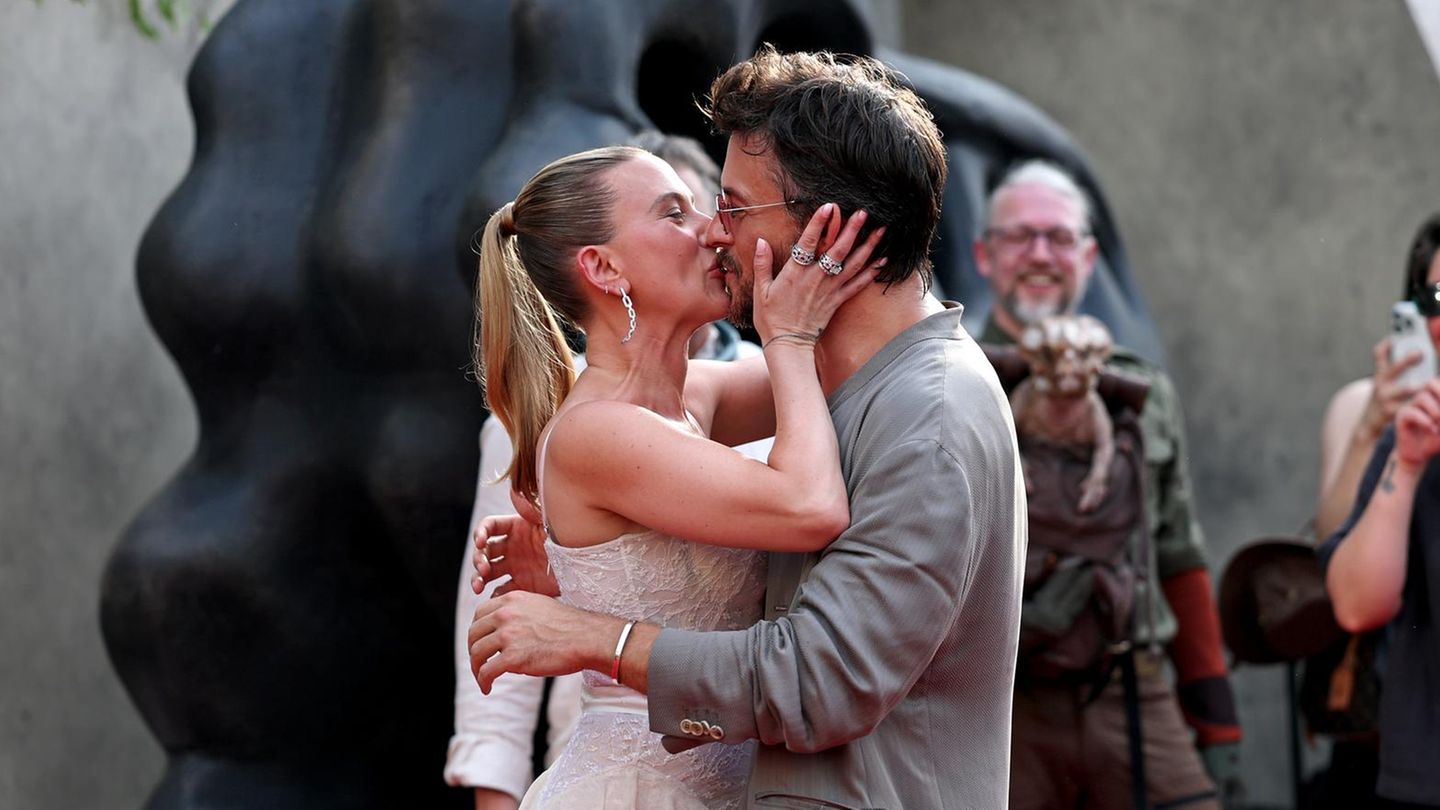 Scarlett Johansson + Jonathan Bailey: Šta muž Colin Jost razmisli o svojim poljupcima?