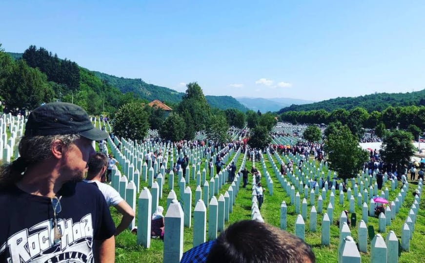 Veliki prijatelj BiH: Gitarista Brucea Dickinsona odao počast žrtvama genocida u Srebrenici