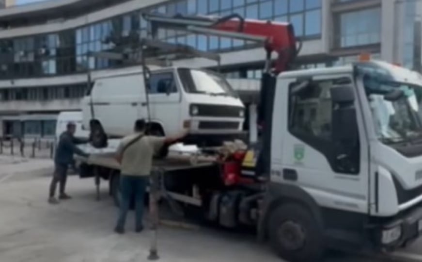 Parking skandal u Sarajevu: Muliću uklonjeni kontejneri i automobili, Mandić vraća prostor građanima