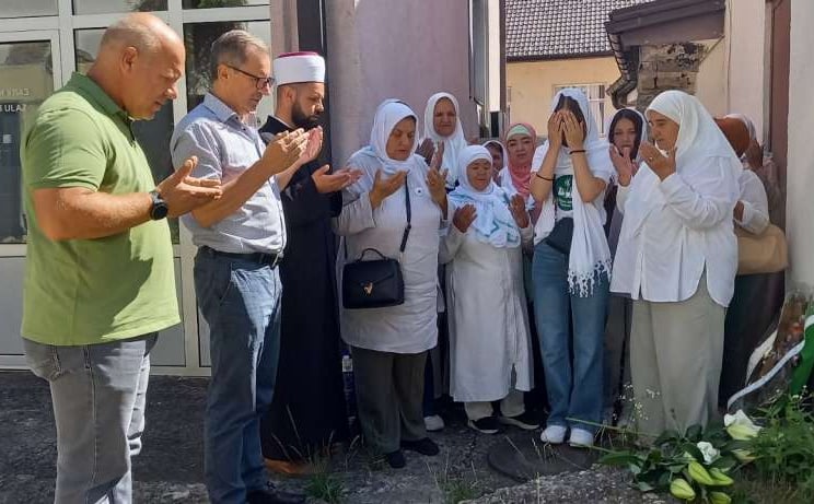 Majke Srebrenice i preživjele žrtve genocida obilaze mjesta masovnih egzekucija